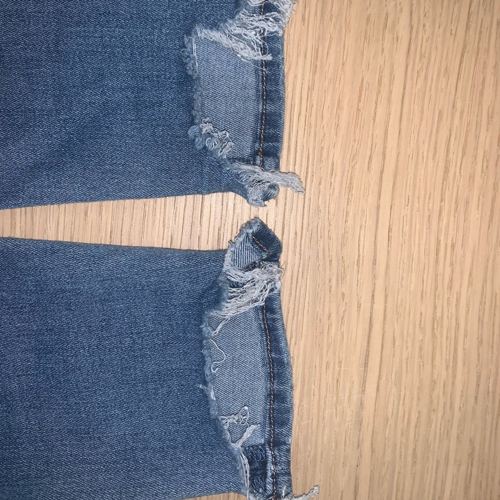 American Eagle Ripped Jeans - Picture 5 of 9